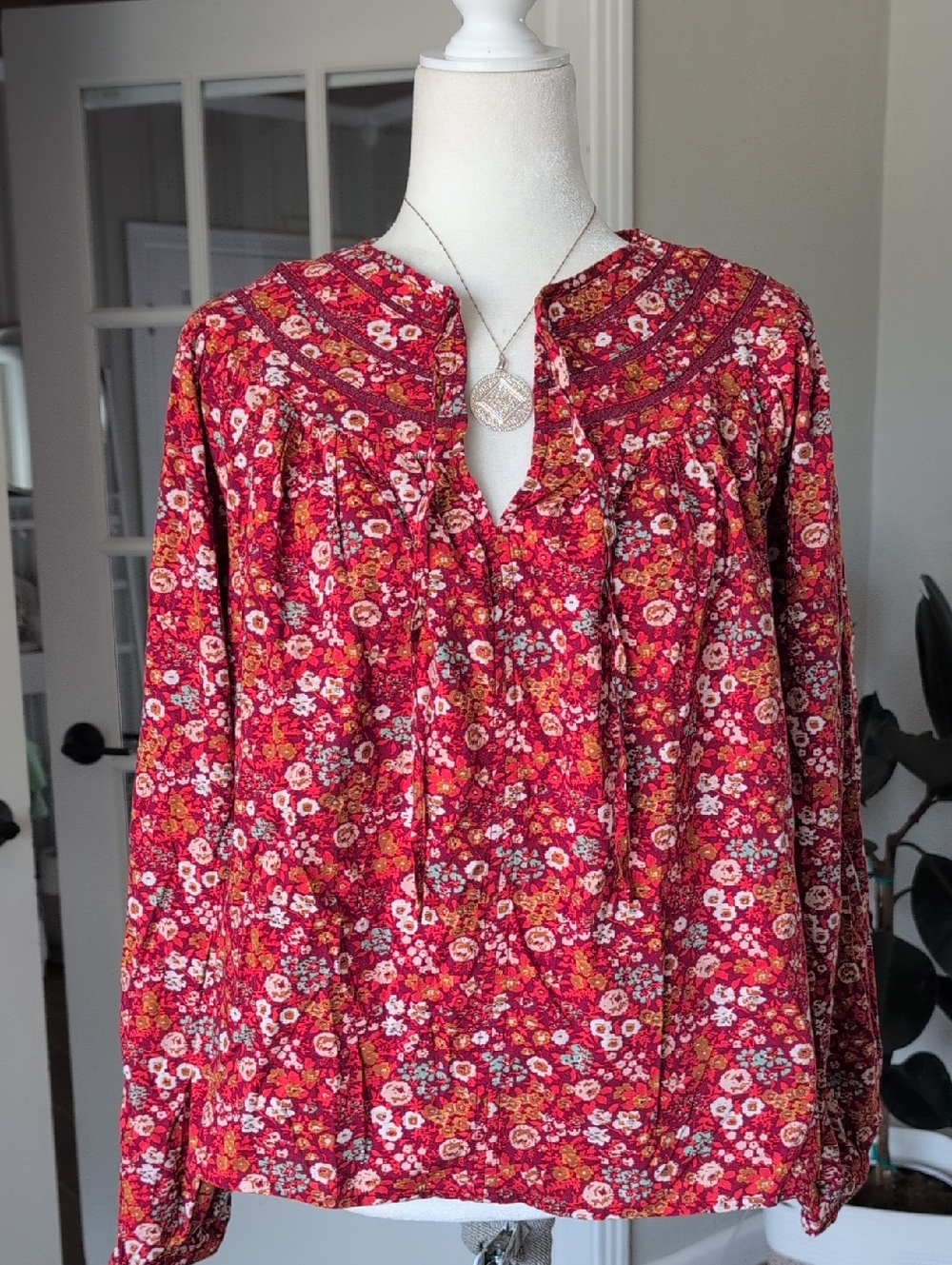 NWT Universal Thread Red Floral Tie-Neck Women’s Peasant Top Blouse